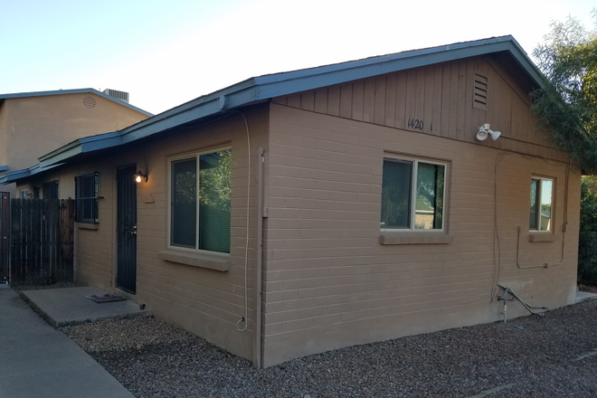 Free Parking - Affordable 4 bedroom by  Banner UMC, Greek Row and UofA House