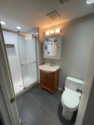PRIVATE bathroom - XL MASTER BEDROOM with Exclusive Outside Entrance - PRIVATE BATHROOM! House