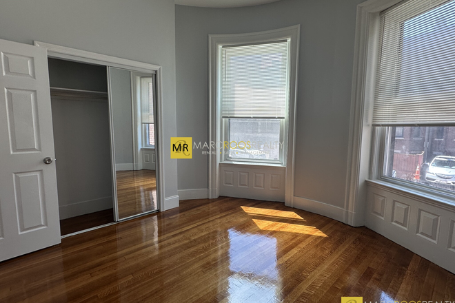 LIVINGROOM - KENMORE SQUARE 2 BED NEWLY RENOVATED 09/01 CLOSE TO BU Apartments