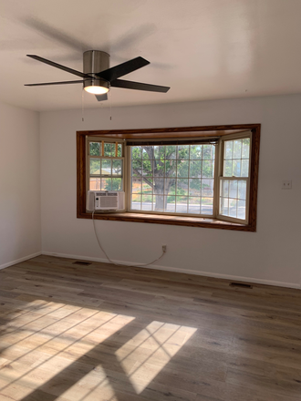 Living Room - $2,700 / 5br - 1900ft2 - House for Rent in Walking distance to the CMU