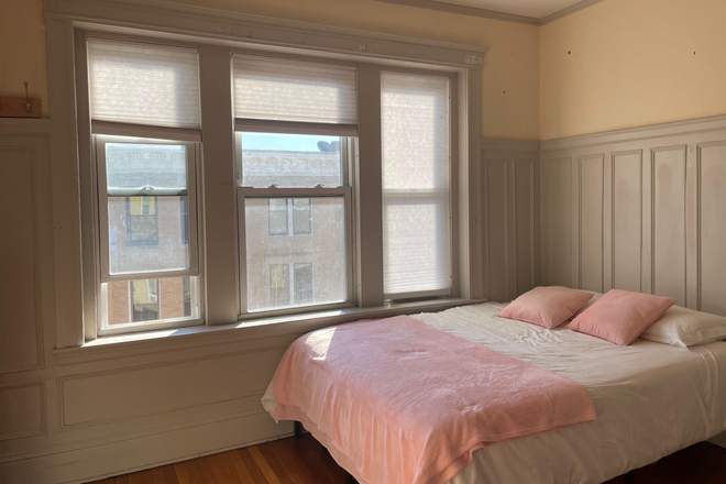 Bedroom 4: spacious room with a queen bed, a desk and chair, a dresser and closet. Large windows that illuminate the room. - Great furnished apartment (4 big bedrooms, 2 bathrooms). Close to campus, and many res