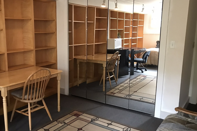 Mirrored closet doors - Room & Bath with Separate Entrance, close to campus