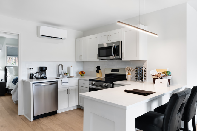 Kitchen - FULLY FURNISHED 1BR APT NEAR DUKE w/exec. workstation