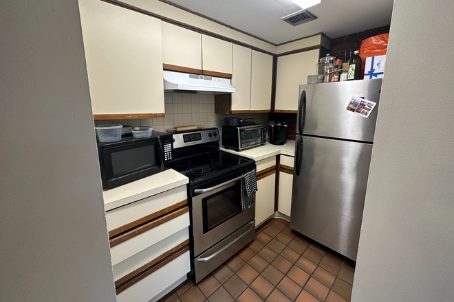 Call NOW for showings! 617-236-8600 - GAINSBOROUGH ST - GRDN LVL 2BR/1BA CONDO AVAIL *9/1/2025* W/ HUGE PATIO, EQUAL BDRMS, IN UNIT W/D!
