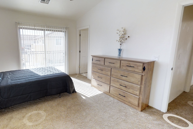 Spacious bedrooms with walk in closets! - Luxury 6br, 6.5ba with 5 car garage! House