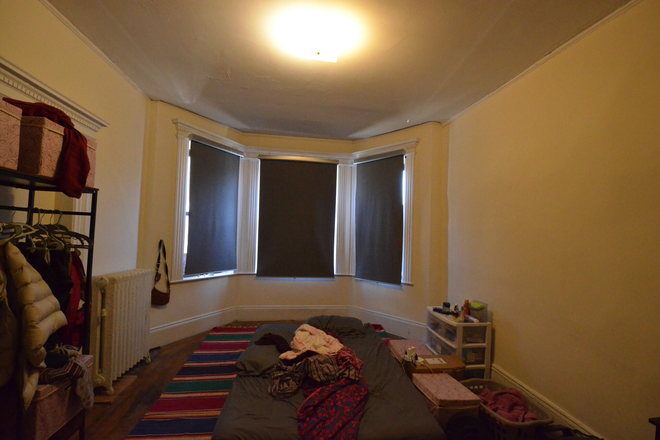 2 Bed Split - 103 Hemenway St. - NO Broker's Fee!!  -  Avail 9/1 - AMAZING, SPACIOUS & SUNNY 2 BED SPLIT (3 BED) on Hemenway St.