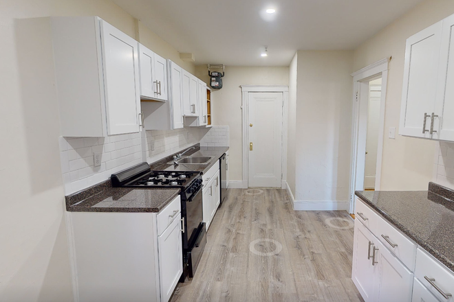 Hub Realty - Beautiful and spacious 1 bedroom with brand new kitchen, balcony, on green line T