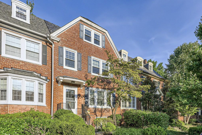exterior - SUMMER SUBLEASE (May through Aug), multiple rooms available, 8 min walk to campus, shuttle Townhome