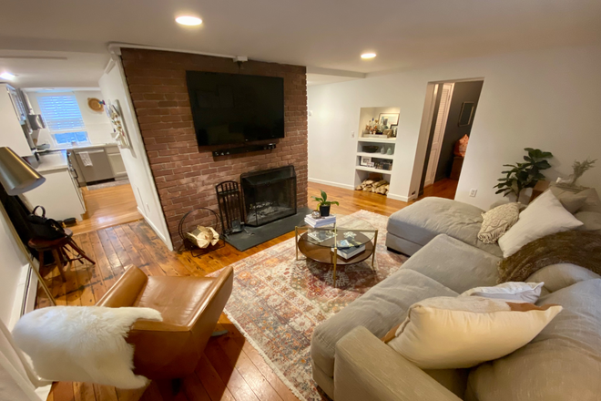 Living room & fireplace - Charming & Cozy garden level 3 bedroom