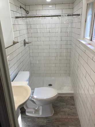 master bath - 5 bedroom all brick 5 minutes walk to UMD Campus