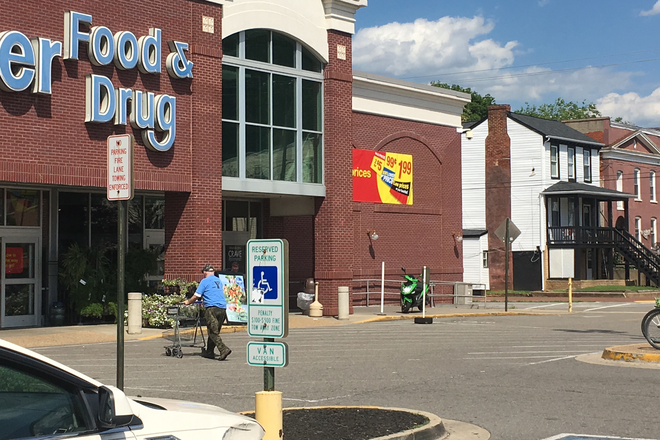 Kroger is adjacent to apartment building - 1430 W Clay Street Apartment