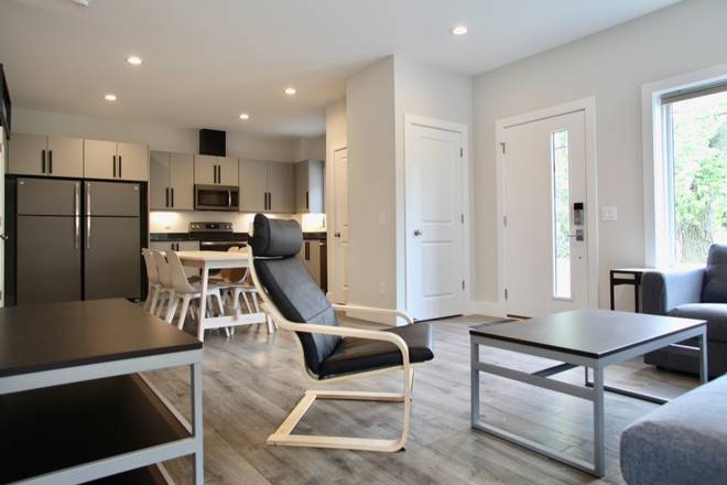 livingroom - 143 Hill St.-6 BDRM 3.5 BTHRM Townhome