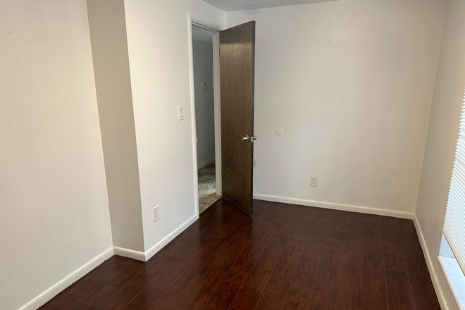Bedroom - Spacious Private Girl Room only 3 blocks from U campus Apartments