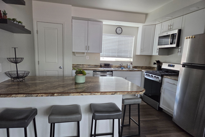 Kitchen - 4 Bedroom, 3 Bath Loft House, walking distance to CMU