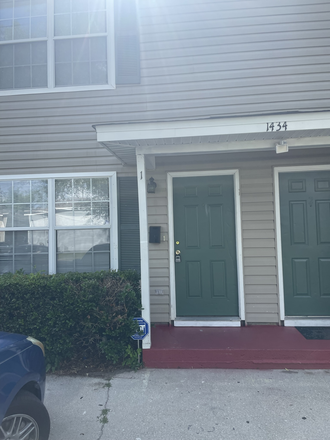 Front of unit - Great 3/3 close to campus!!! Townhome