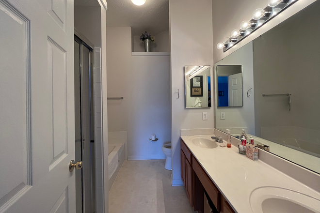 Private bathroom for queen room - access in room - Furnished private rooms & bathrooms in shared living/workspace in Mt. Airy/College Hill Condo