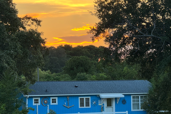Pure nature! - All-Inclusive UNCW Private Rooms – Furnished Cottage on 8-Acre Estate, 1 mi Beach, 11 mi to campus Apartments