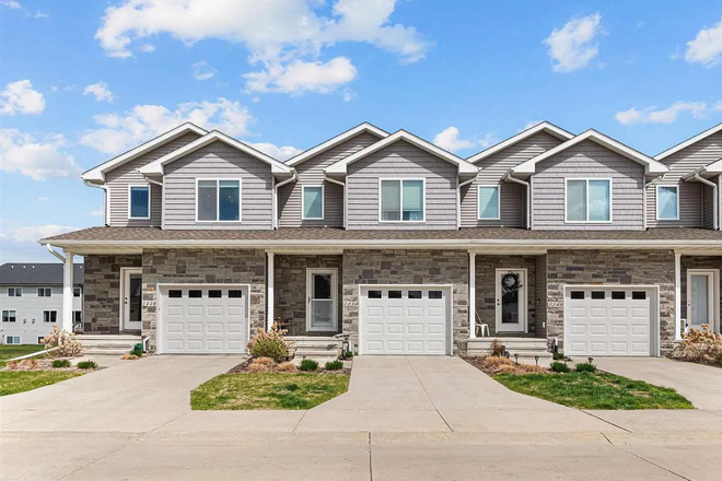 3 Bedroom, 4 Bathroom, Built in 2020 - Condo in North Liberty. Only 5 years old. 15 minute drive to campus. Nearly 2,000 square ft.