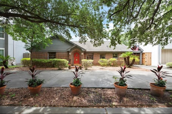 5 min walk to Medical/Rice, close to Rice Village - Close to Medical/Rice. Furnished, includes utilities, free parking in safe area House