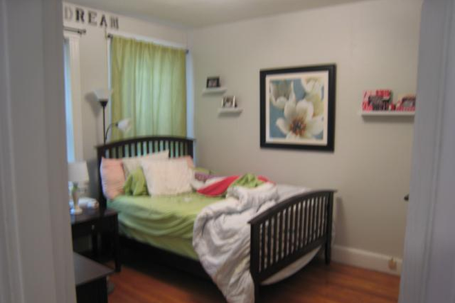 visit hubrealtyproperties.com - Newly renovated 1 bedroom, across the street from the dorm, for 9/1/25 Condo