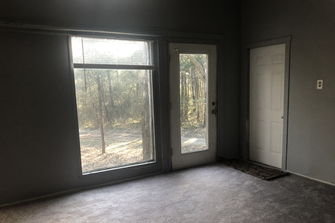 living room - Cozy cabin in the woods near MTSU Apartments