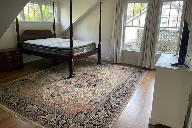 Bedroom (Room is 16x16ft) - House close to campus