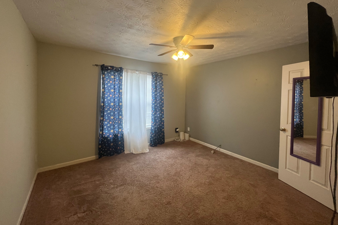 Bedroom - Private Bedroom/Shared Bathroom for Rent House