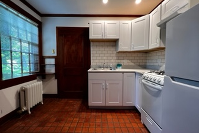 Kitchen (10 x 10.5 ft) - Off Brattle Street Apartment