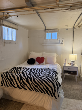 Bedroom - Room in house on the hill 5 mins away from campus