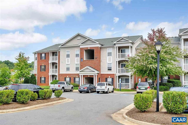 Building 197 - 2 en-suite rooms in 4BR/4BA Eagles Landing condo—ideal for students, minutes to UVA, great amenities