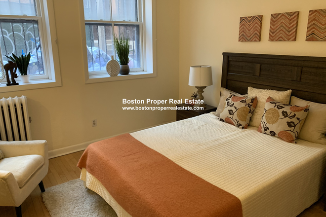 a - Garden level 2 bed with living room in middle of Back Bay Condo
