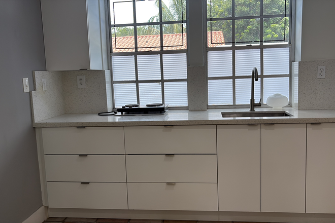 Kichenette - Great 1/1 Efficiency in Beautiful Pinecrest Apartments