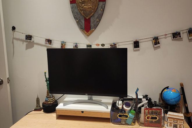 The main desk, complete with large screen, private compartment and two container and cash holder - Cozy Single Room Short Summer Rent