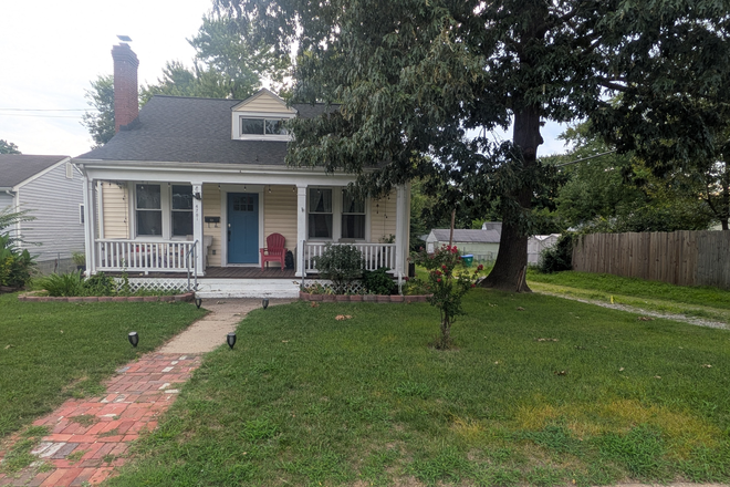 2 story, 2 bedroom. Will have entire 2nd floor to yourself! Off street parking. - Professional living on Central!