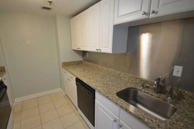 LIVING - SPACIOUS 2 BED/1.5 BATH WITH GAS, HEAT, HW, POOL AND FITNESS CENTER! 9/1/25! Apartments