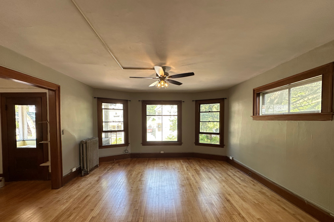 Living room - Spacious 4-Bedroom Apartment – South End / Lower Hill