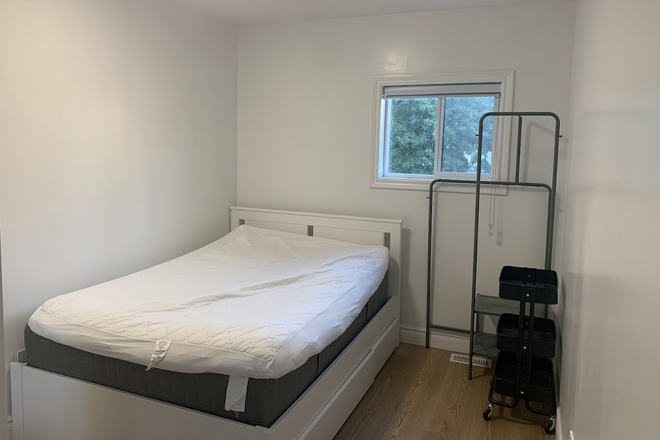 Bedroom - 1 Bedroom in a 3-Bedroom Apartment Near Campus (May 1 Move-in)