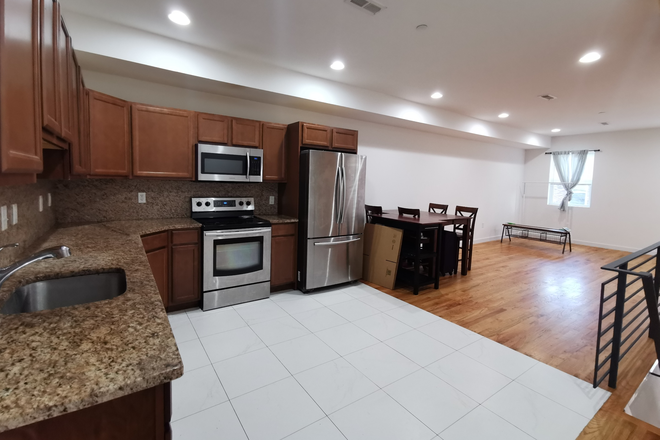 living room - Huge 3bed3bath bi-level unit close to Drexel campus Townhome