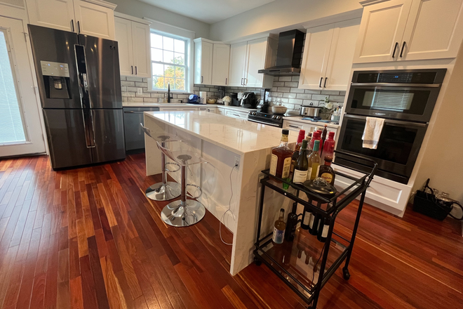 Kitchen - Close To Metro - Orange Line Townhome