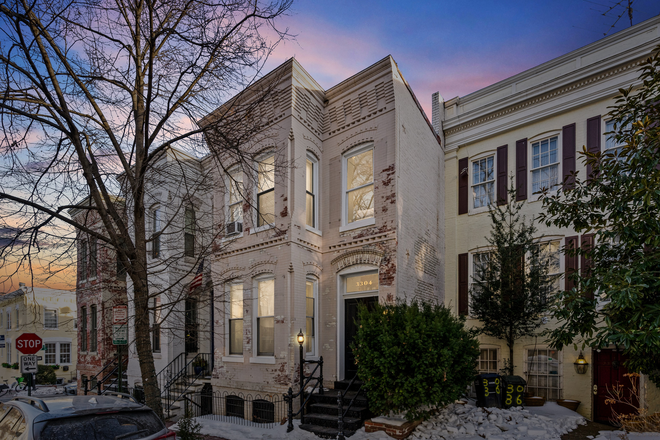 Front of House - Large 5 Bedroom Townhome Steps to GU Campus