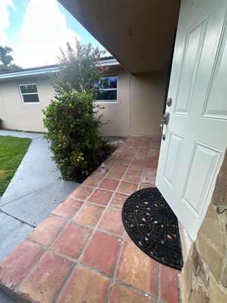 Front Porch - Spacious 3/2 Rear Duplex for Rent – Coral Gables Area | $3300/mo Duplex