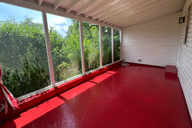 Screened veranda - Baltimore County 1 bedroom house on 5 acres near Loch Raven Reservoir