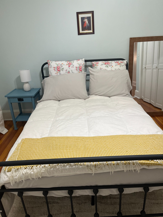 full size bed - REnt one or two  rooms  international female students  non-smoker. Use of kit Condo
