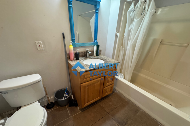 Bathroom #1 - Large 5 bed 2 Bath in Fort Hill