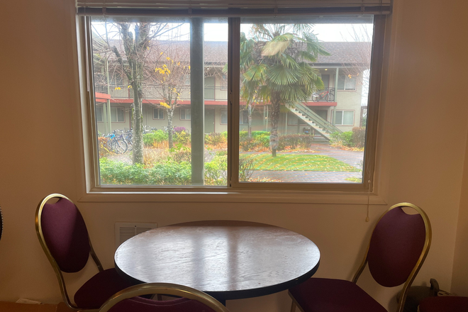 Dining Area - Oregon Chateau Apartments