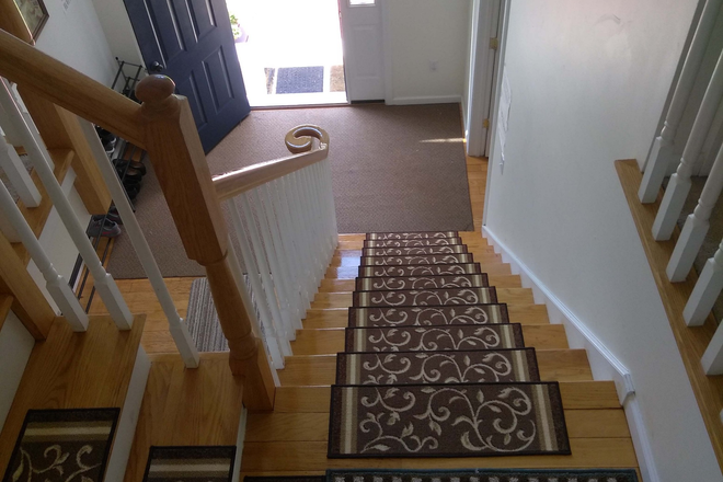 Entrance - House room(s) for rent- on the bus line to UConn