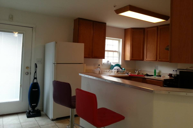 kitchen - Big, Beautiful Bedroom in a SFH near UMD (Riverdale) House