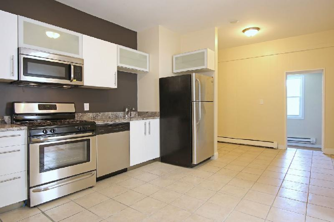 Call NOW for showings! 617-236-8550 - EVERETT ST - LRG & RENOVATED JEFFRIES POINT 4BR/1BA FOR *9/1/2025* W/ LNDRY IN BLDNG, EIK, DW!