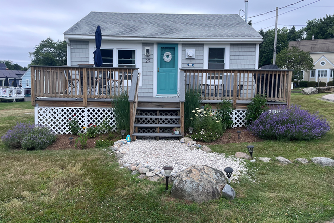 Cottage with front deck - Cottage close to campus Apartments