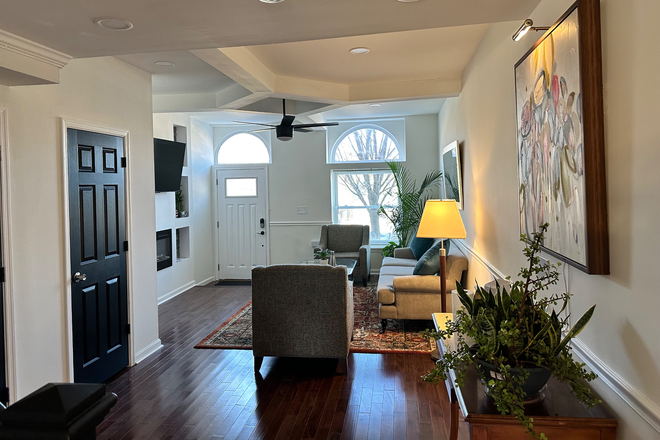 Shared Living Room - Beautiful Baltimore Townhome near JHU-Homewoord and Univ. of Baltimore